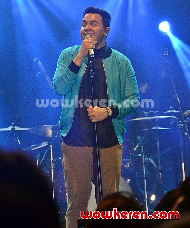 Gambar Foto Tulus di Konser 'Kahitna 30 Years Anniversary Love Festival'