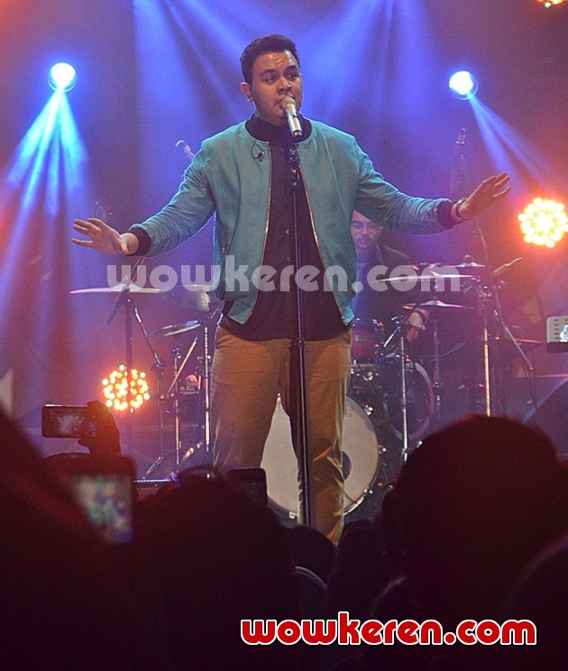 Gambar Foto Tulus di Konser 'Kahitna 30 Years Anniversary Love Festival'