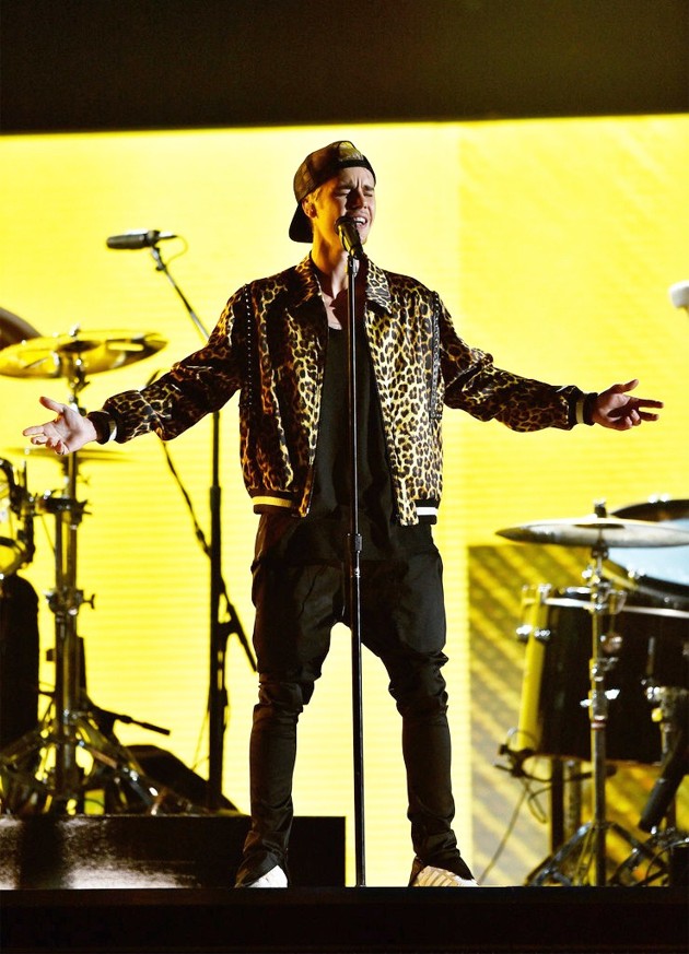 Gambar Foto Justin Bieber Saat Tampil Nyanyikan Lagu 'Love Yourself'