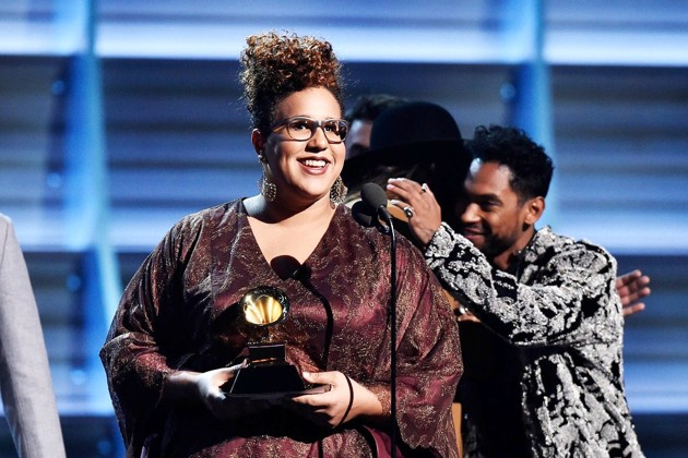 Gambar Foto Alabama Shakes Raih Piala Best Rock Performance