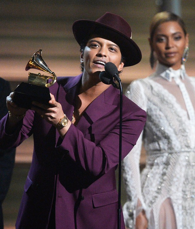 Gambar Foto Bruno Mars Raih Piala Record of the Year