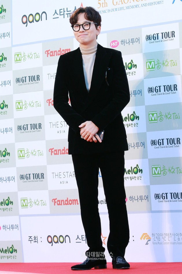 Gambar Foto Lee Dong Hwi di Red Carpet Gaon Chart K-Pop Awards 2016
