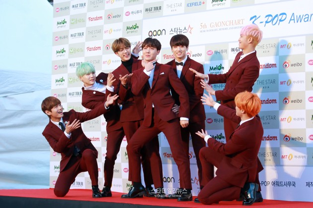 Gambar Foto Bangtan Boys Rayakan Ultah J-Hope di Red Carpet Gaon Chart K-Pop Awards 2016