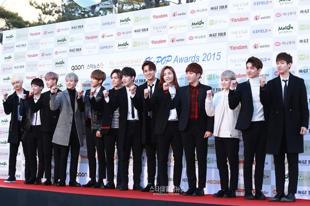 Foto Seventeen di Red Carpet Gaon Chart K-Pop Awards 2016