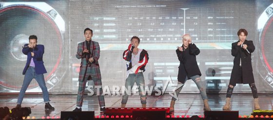 Gambar Foto Big Bang Saat Tampil di Gaon Chart K-Pop Awards 2016