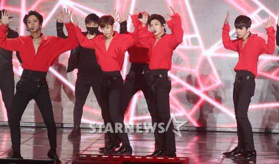 Gambar Foto VIXX Tampil Nyanyikan Lagu 'Chained Up'