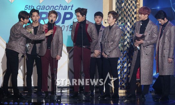 Foto EXO Raih Piala Artist of the Year - Kwartal Kedua