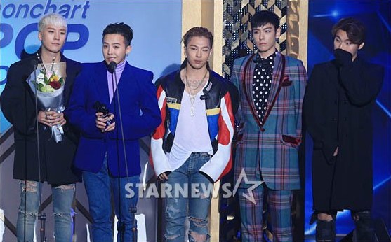 Foto Big Bang Saat Raih Piala Artist of the Year - Juli dan Agustus