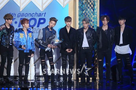 Gambar Foto iKON Raih Piala Artist of the Year - September