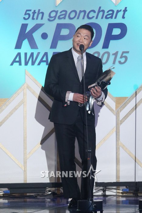 Gambar Foto PSY Raih Piala Artist of the Year - Desember