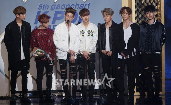 Gambar Foto iKON Raih Piala New Artist of the Year Male