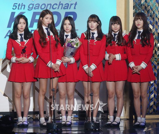 Gambar Foto G-Friend Raih Piala New Artist of the Year Female
