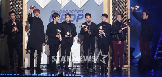 Foto EXO Raih Piala Fan Vote Popularity Award