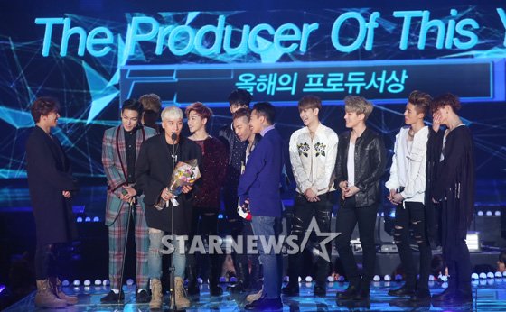 Foto Big Bang dan iKON Wakili Yang Hyun Suk Terima Piala Producer of the Year