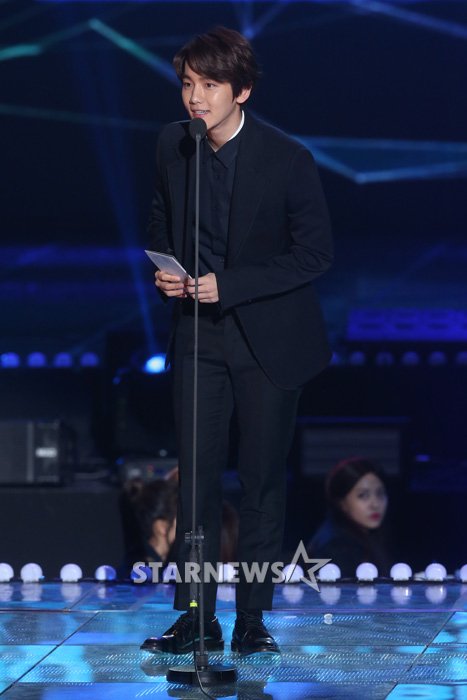 Foto Baekhyun EXO Bacakan Nominasi di Gaon Chart K-Pop Awards 2016