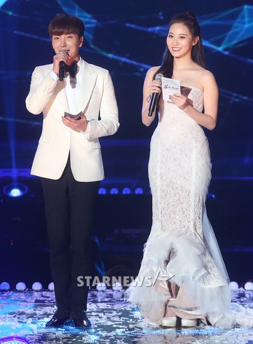 Gambar Foto Leeteuk Super Junior dan Yura Girl's Day Menutup Acara Gaon Chart K-Pop Awards 2016