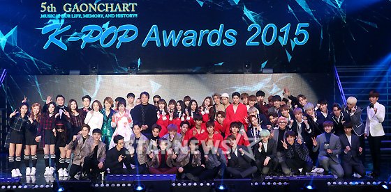 Gambar Foto Seluruh Artis Pendukung Gaon K-Pop Chart Awards 2016 Berfoto Bersama
