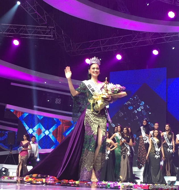 Gambar Foto Anggunnya Kezia Roslin Warouw Ketika Melakukan First Walk