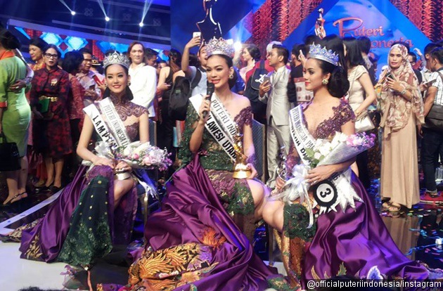 Gambar Foto Senyum Mengembang di Wajah Ketiganya