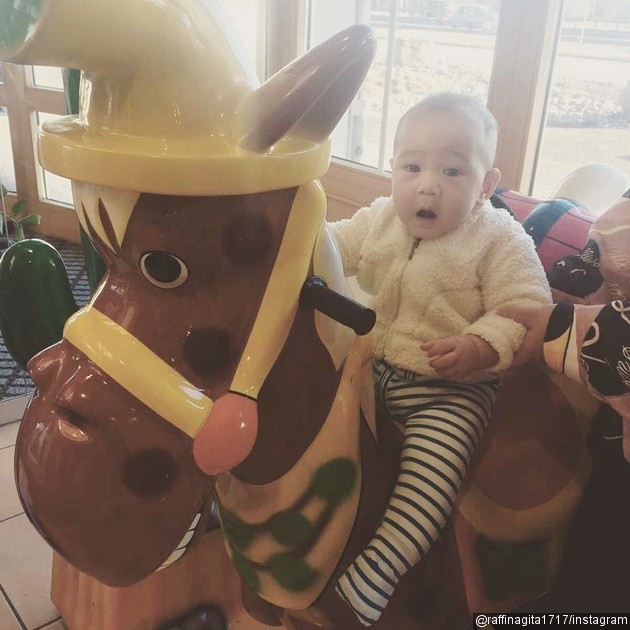 Gambar Foto Wajah Khawatir Rafathar yang Tetap Menggemaskan