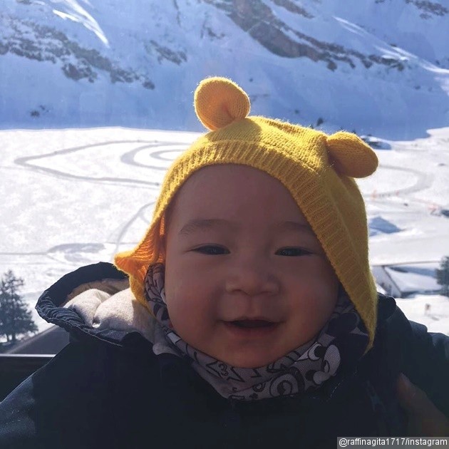 Gambar Foto Rafathar Tampak Menikmati Liburannya