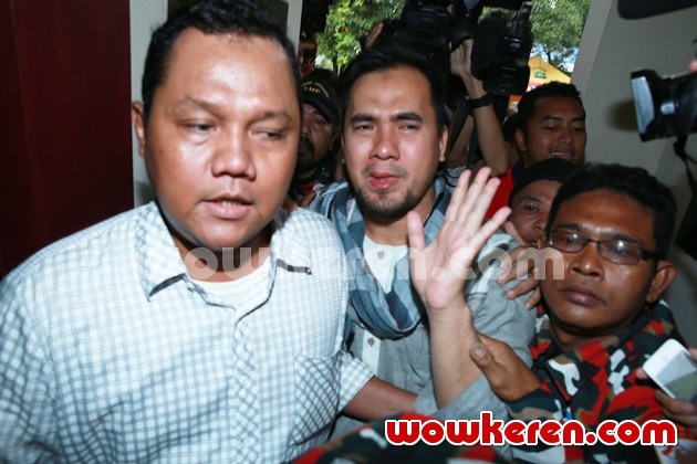 Gambar Foto Saiful Jamil Tiba di Polsek Metro Kelapa Gading