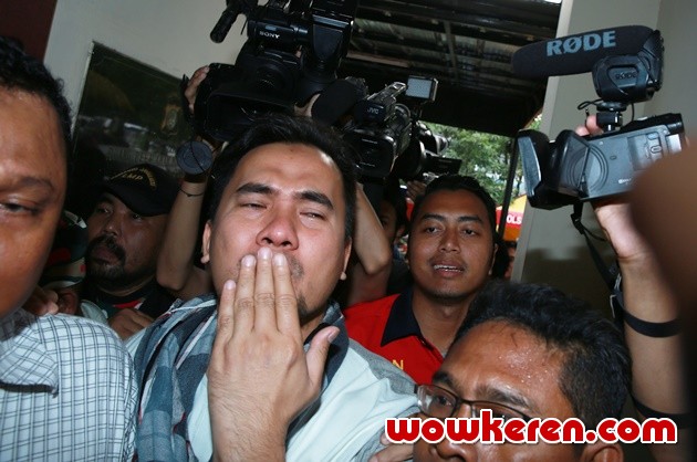 Gambar Foto Saiful Jamil Tiba di Polsek Metro Kelapa Gading