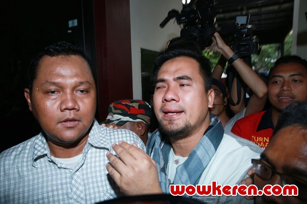 Gambar Foto Saiful Jamil Tiba di Polsek Metro Kelapa Gading