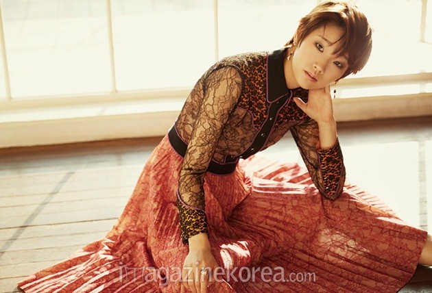 Gambar Foto Park So Dam di Majalah Harper's Bazaar Edisi Januari 2016