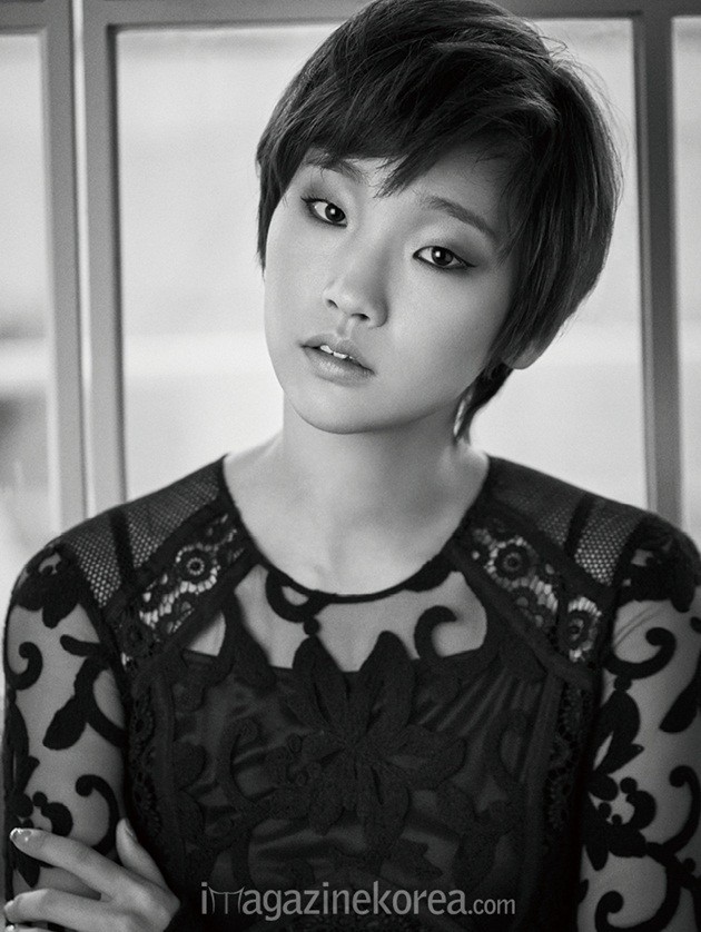 Gambar Foto Park So Dam di Majalah Harper's Bazaar Edisi Januari 2016