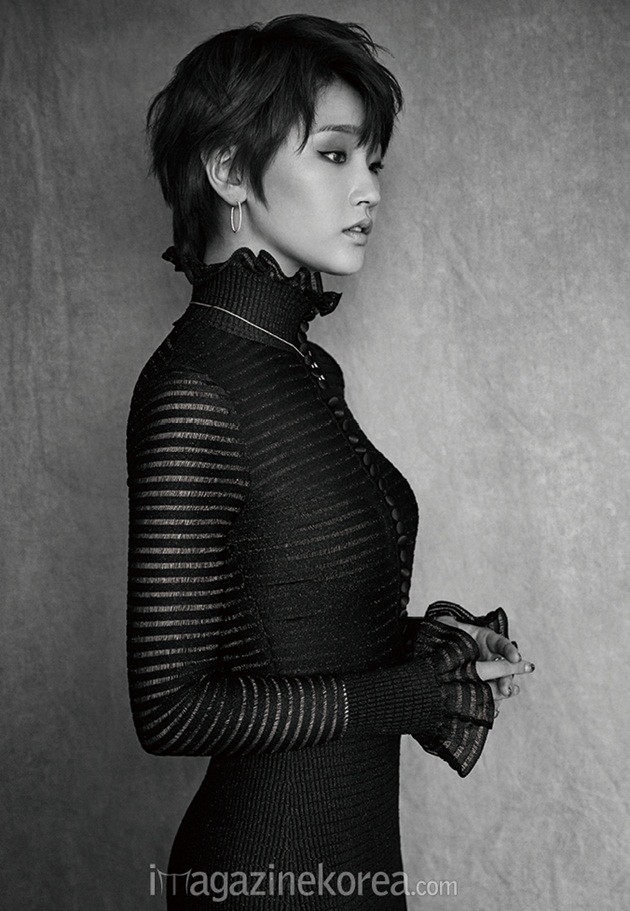 Gambar Foto Park So Dam di Majalah Harper's Bazaar Edisi Januari 2016