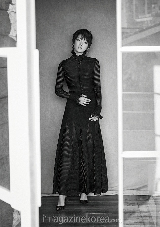 Gambar Foto Park So Dam di Majalah Harper's Bazaar Edisi Januari 2016