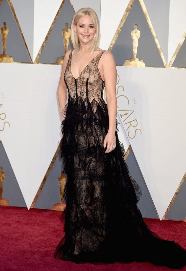 Foto Jennifer Lawrence dengan Gaun Rancangan Christian Dior
