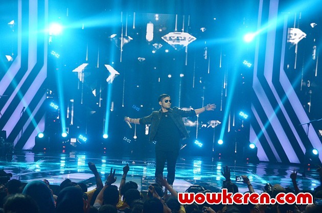 Gambar Foto Judika di Mega Konser Fantastic Four