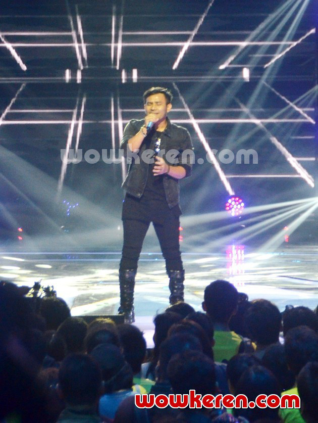 Gambar Foto Judika di Mega Konser Fantastic Four