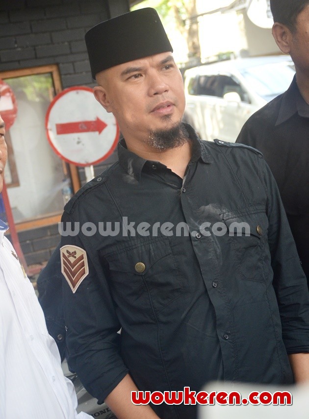 Gambar Foto Ahmad Dhani Ditemui di Kediamannya