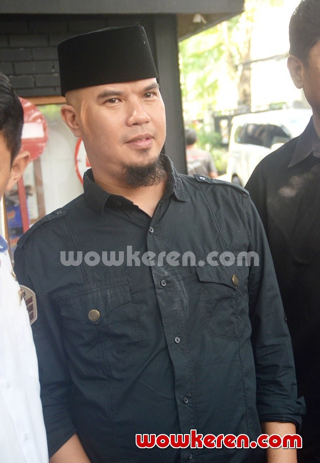 Gambar Foto Ahmad Dhani Ditemui di Kediamannya