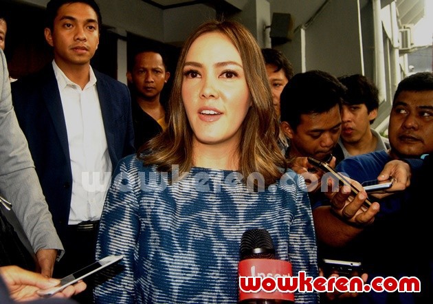 Gambar Foto Cathy Sharon Ditemui di PN Jakarta Selatan