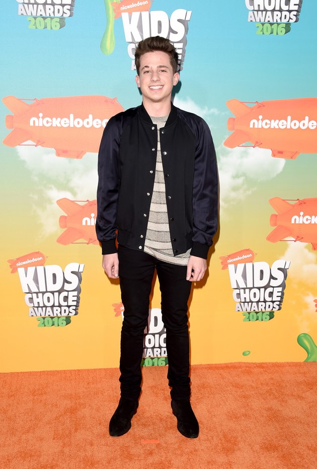 Foto Charlie Puth Di Red Carpet Kids Choice Awards 2016 Foto 2 Dari 22