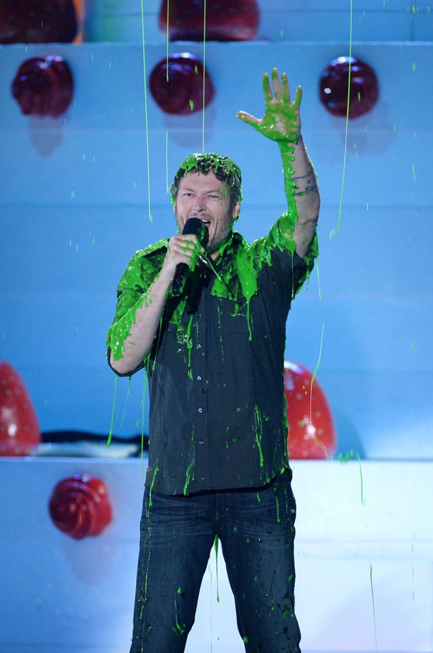 Gambar Foto Blake Shelton Saat Terkena Slime di Kids' Choice Awards 2016