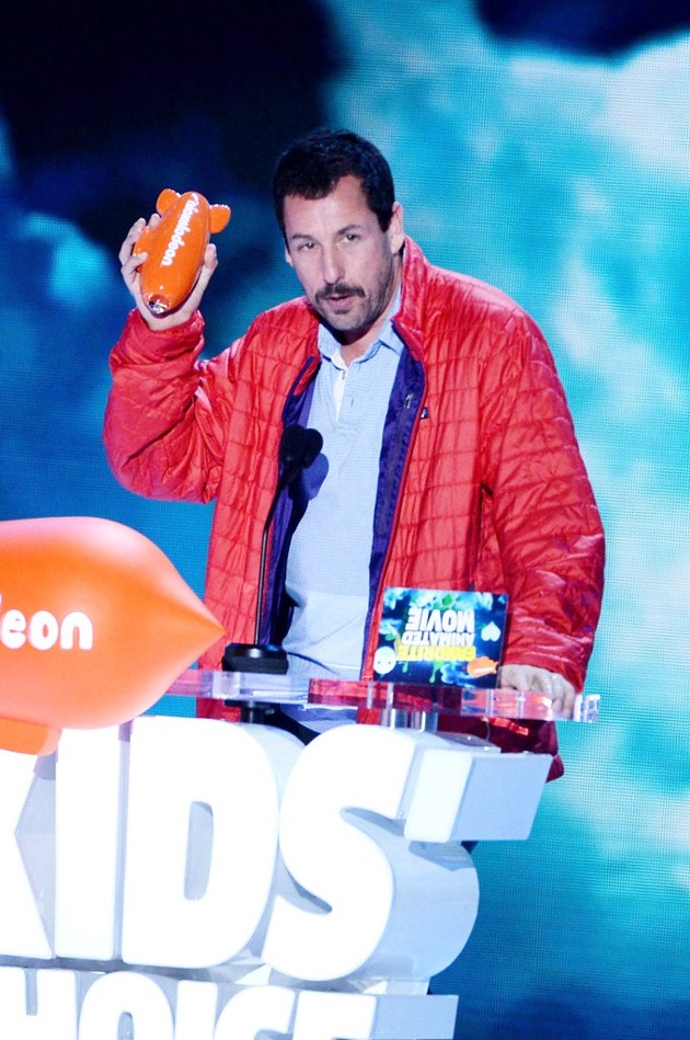 Gambar Foto Adam Sandler Wakili Film 'Hotel Transylvania 2 ' Terima Piala Favorite Animated Movie