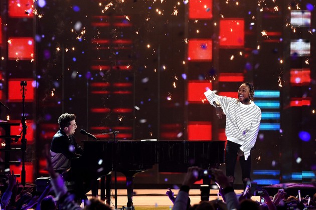 Gambar Foto Charlie Puth dan Wiz Khalifa Nyanyikan Lagu 'See You Again'