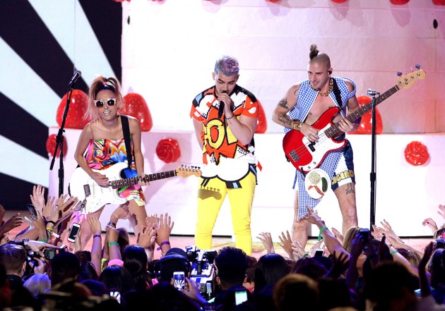 Gambar Foto Penampilan DNCE di Kids' Choice Awards 2016