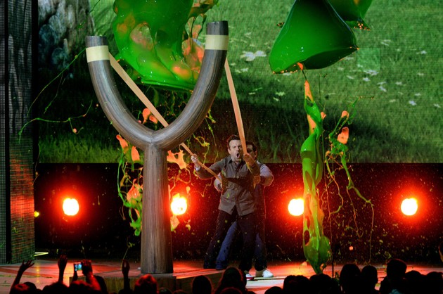 Gambar Foto Josh Gad dan Jason Sudeikis Terkena Slime di Kids' Choice Awards 2016