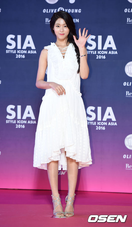 Gambar Foto Seolhyun AOA di Pink Carpet Style Icon Asia 2016