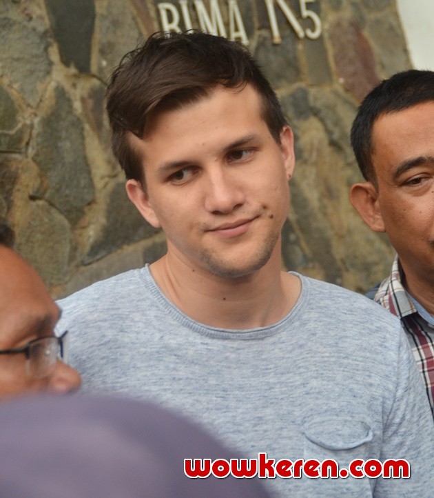 Gambar Foto Stuart Collin Kunjungi Kediaman Risty Tagor