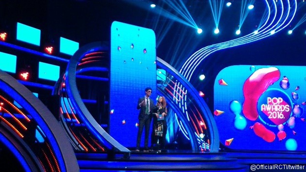 Gambar Foto Dimas Beck dan Ayushita Bacakan Nominasi Style POP Awards 2016