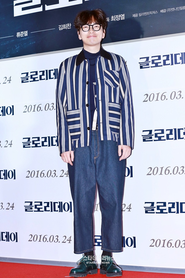 Gambar Foto Lee Dong Hwi Hadir di VIP Premiere Film 'Glory Days'