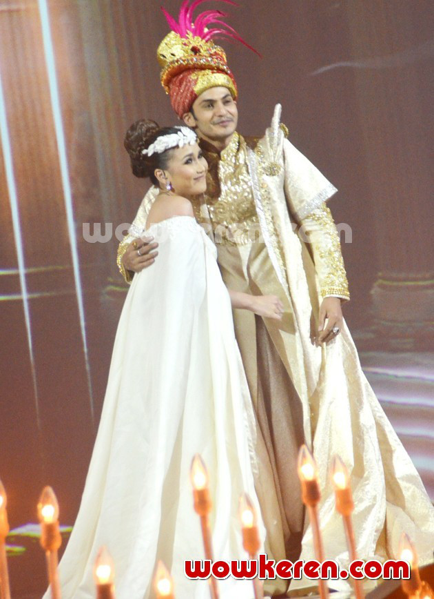 Gambar Foto Mesranya Ravi Bhatia dan Ayu Ting Ting di '1001 Kisah 23 Tahun ANTV'