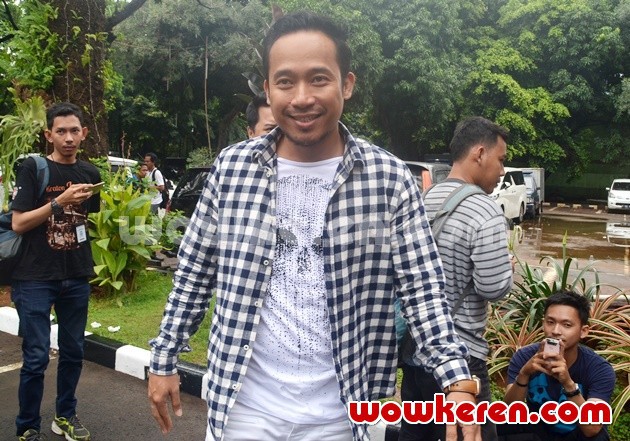 Gambar Foto Denny Cagur Penuhi Panggilan Direskrimsus Polda